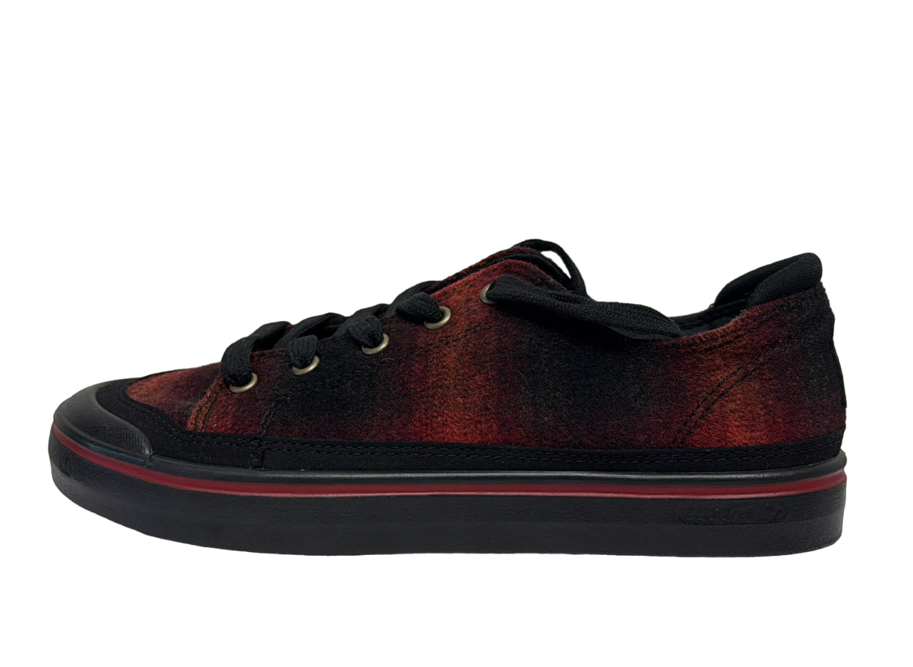 Baskets en daim rouge et noir Keen