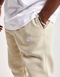 Pantalón deportivo de tejido Fleece Nike Sportswear Club en color 'Rattan' BV2671-206